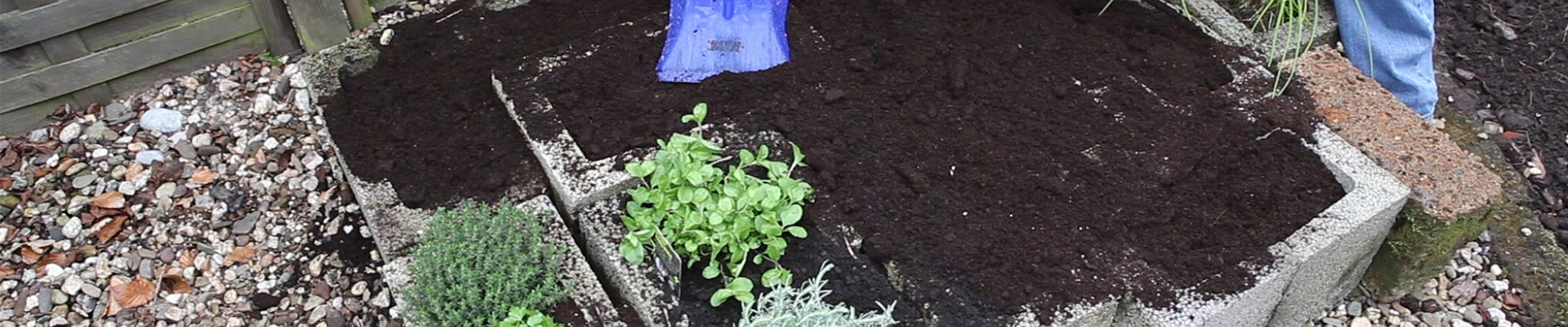 Kräuter - Einsetzen in Pflanzsteine (thumbnail).jpg Kräuter - Einsetzen in Pflanzsteine (thumbnail).jpg